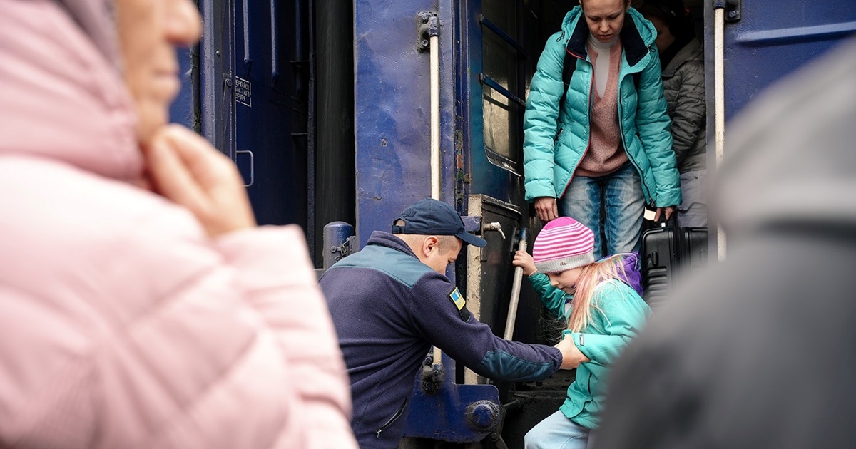 Я — переселенець, і мені потрібно змінити прописку. Чи не втрачу я статус ВПО?