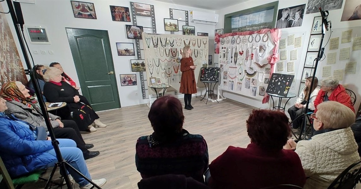Експозиція відкрилась! У Первомайську експонують українські жіночі прикраси-обереги