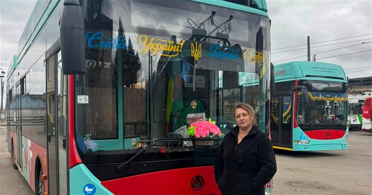 Ольга Бондар з Маріуполя стала водійкою тролейбусу у Хмельницькому. І по-особливому його прикрасила