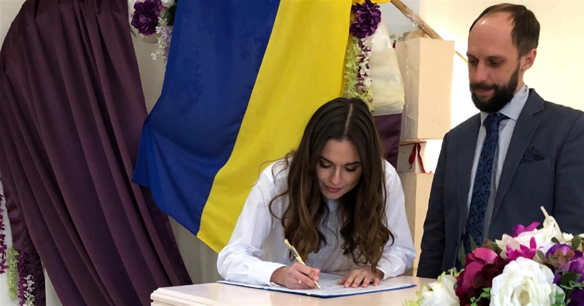 Переселенці з Донецка зареєстрували шлюб в Києві під звуки вибухів. Це їхній досвід для інших пар