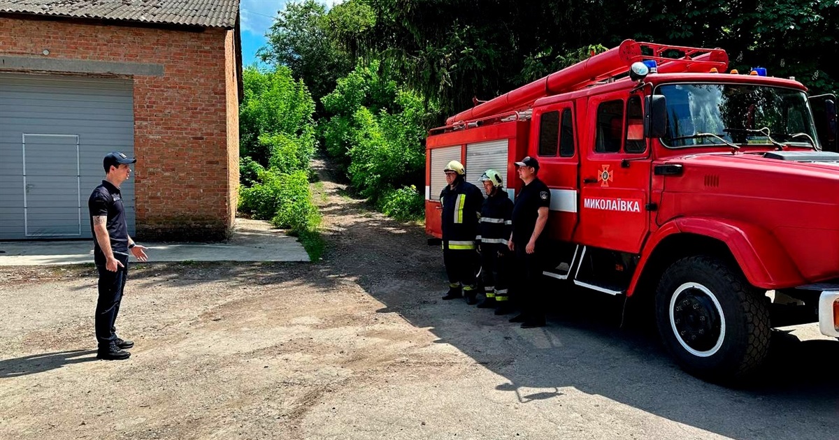 Рятувальники та працівники місцевої пожежної охорони проводять профілактичні заходи серед населення