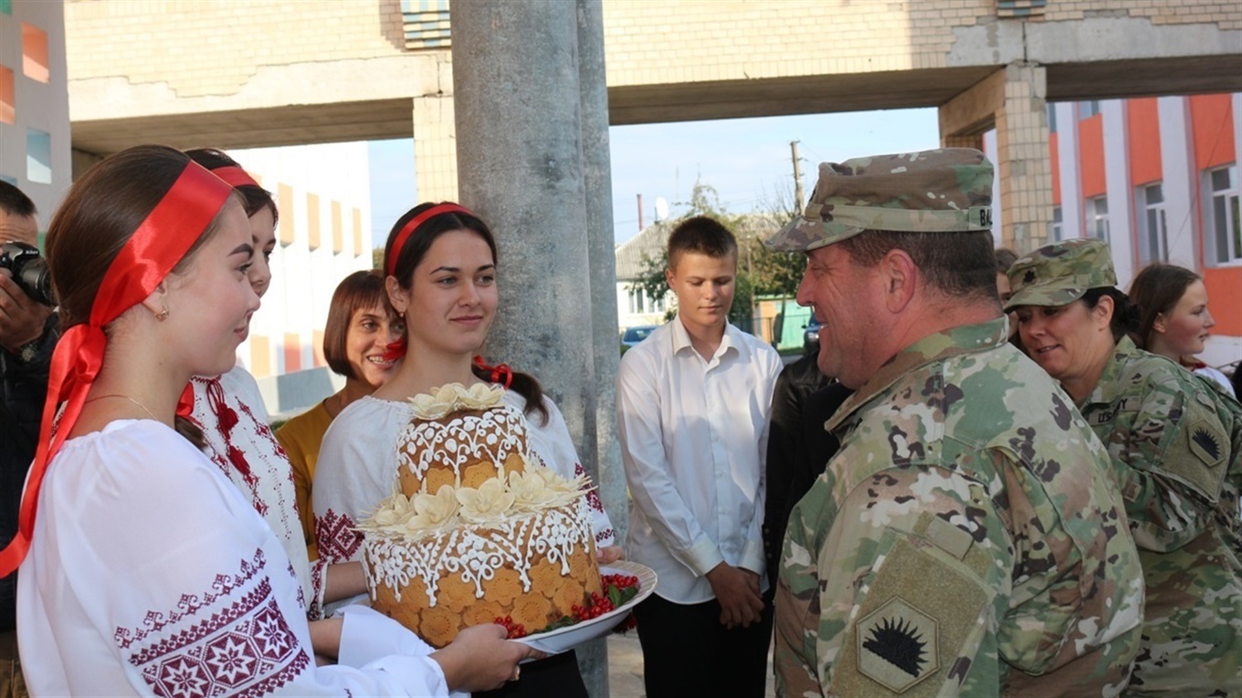 Американські військові передали обладнання школам і садочкам Старокостянтинова