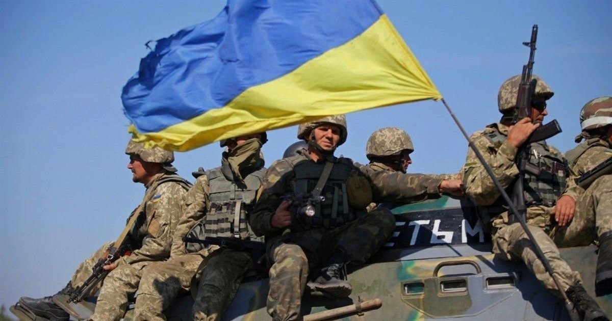 Звягельська громада збирає синьо-жовті стяги для українських воїнів на передовій