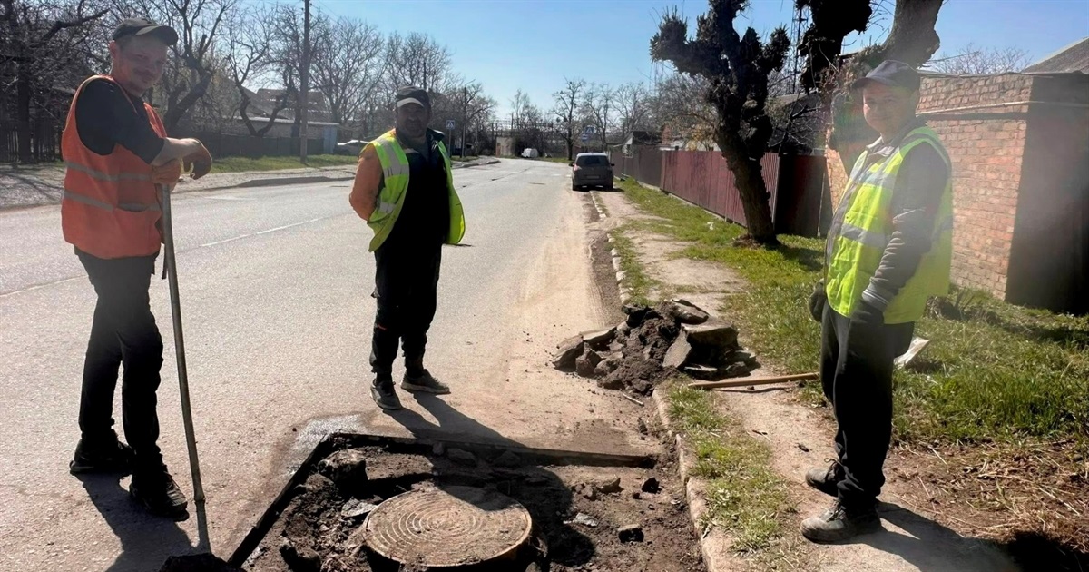 У Жмеринці замінюють аварійні люки та підіймають кришки на дорогах до рівня дорожнього покриття