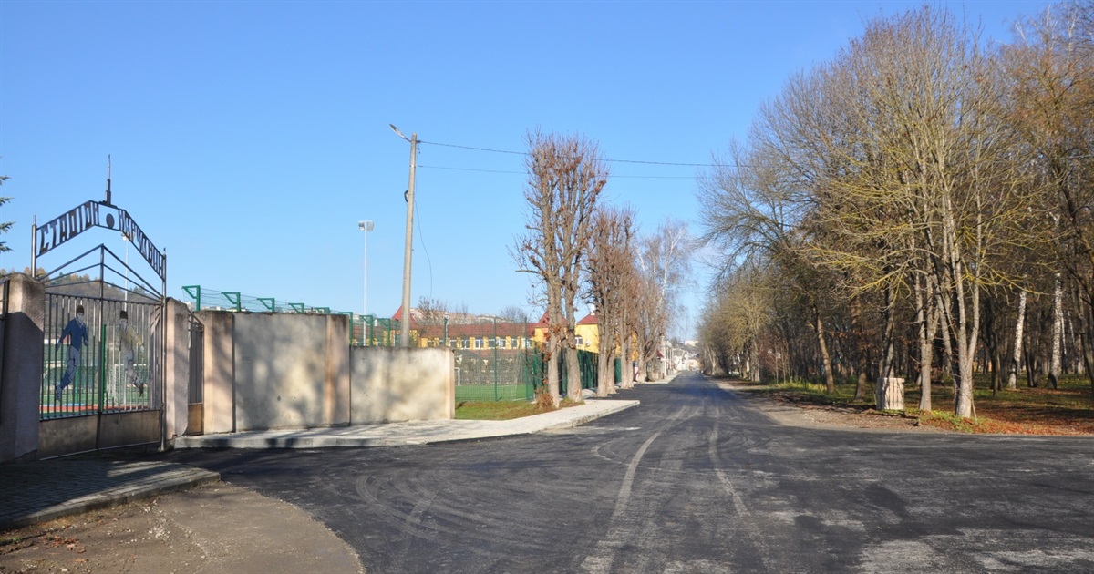 У Чорткові заасфальтували дорогу до стадіону «Харчовик»