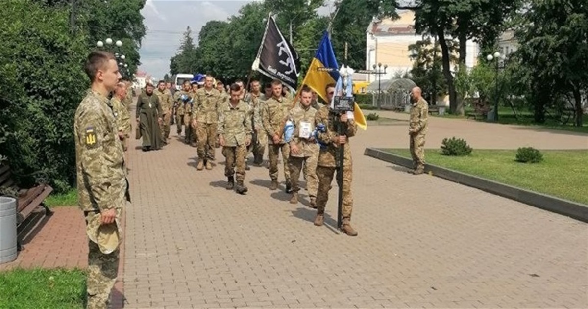В Чернігові провели в останню путь захисника Олексія Бабакова