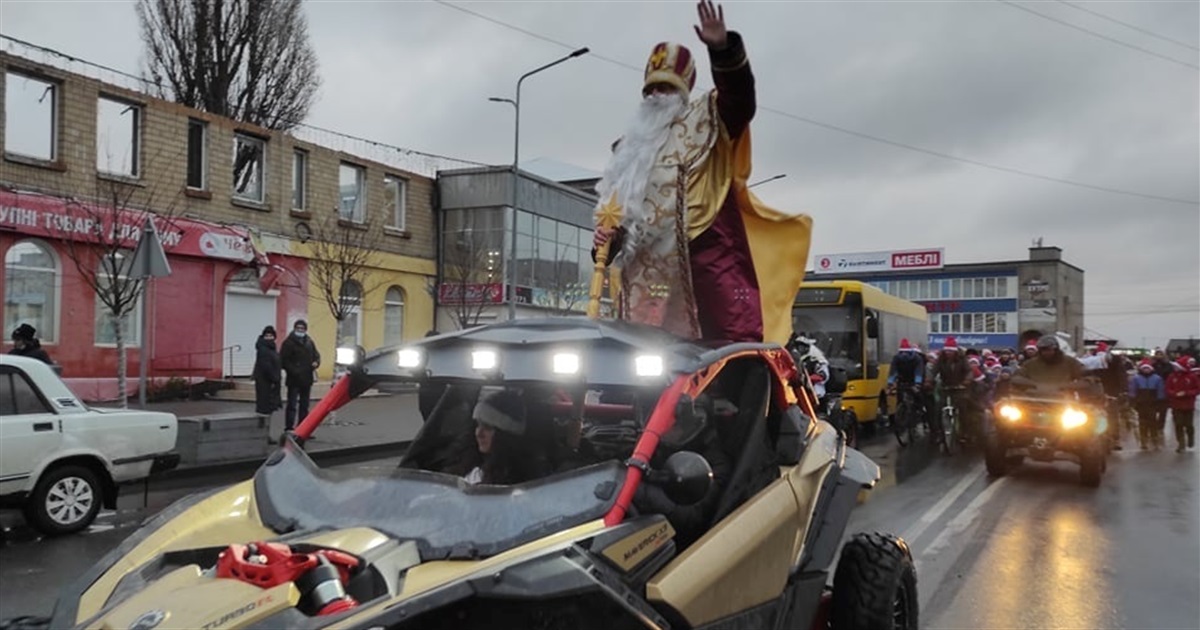 Святий Миколай на колесах, театралізована хода: як у Старокостянтинові відкрили головну ялинку