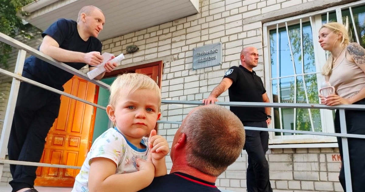 Маленький Леон уперше побачив тата. З полону повернувся морпіх Андрій Турас із Холмів
