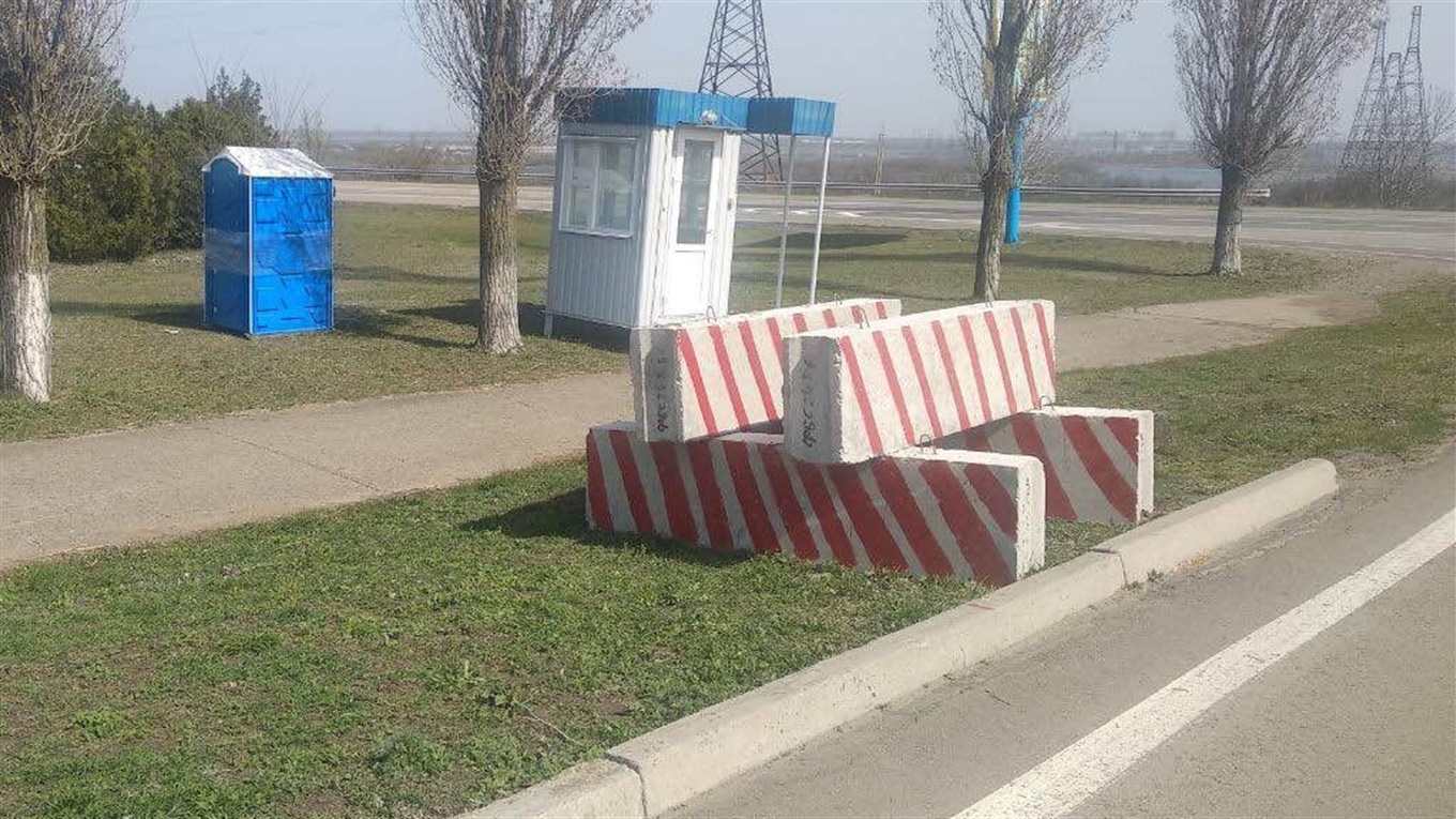 В’їзд та виїзд обмежено. В Южноукраїнську діють три контрольно-карантинних пропускних пункти. 