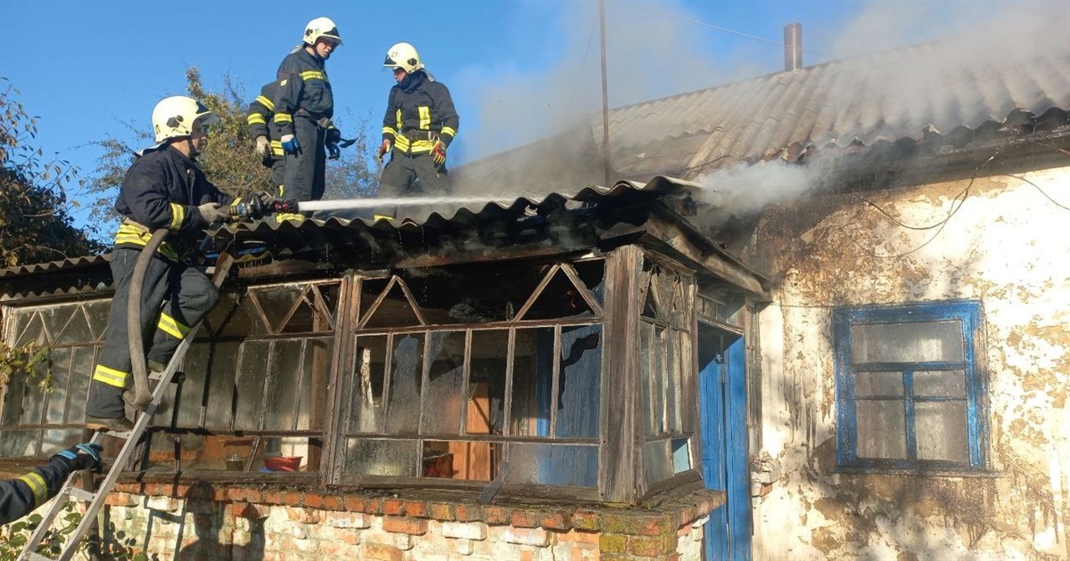 У Дем'янцях горів дах будинку: на момент виникнення пожежі у будівлі перебувала 82-річна жінка