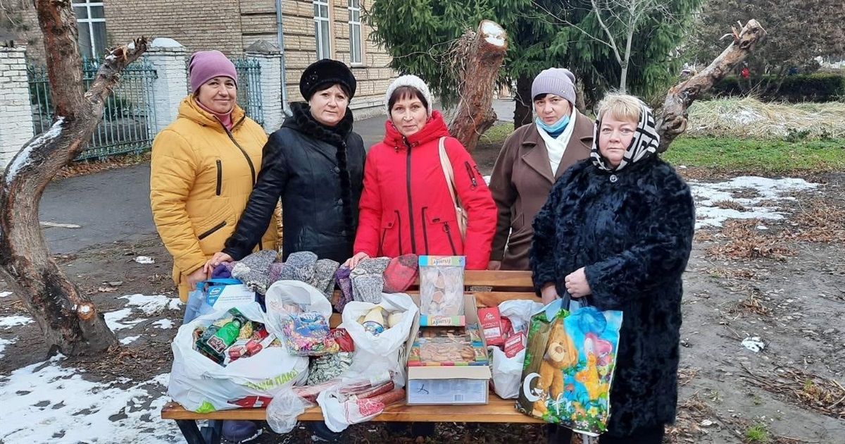 Волонтери Переяславщини відправили землячці на передову гостинці до свята