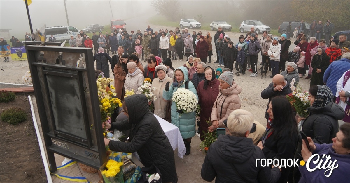 Біль війни у словах доньки та матері: у Бедриківцях відкрили пам'ятні дошки полеглим захисникам