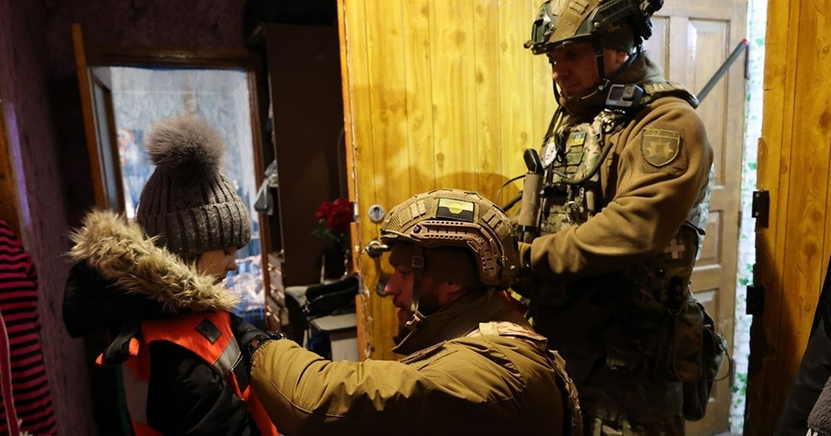 З Миколаївки врятували вісьмох людей, троє з них — діти. Евакуація з міста продовжується