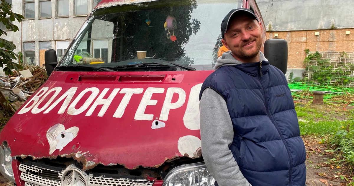 Михайло Пуришев рятував маріупольців, тепер — людей у Бахмуті. Вмовляє місцевих евакуюватися