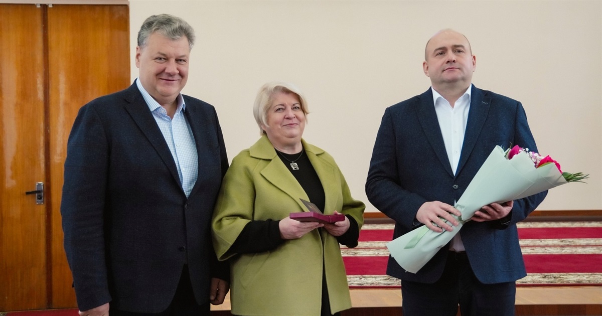 Під час сесії облради Ларисі Капчинській вручили відзнаку "Заслужений працівник освіти України"