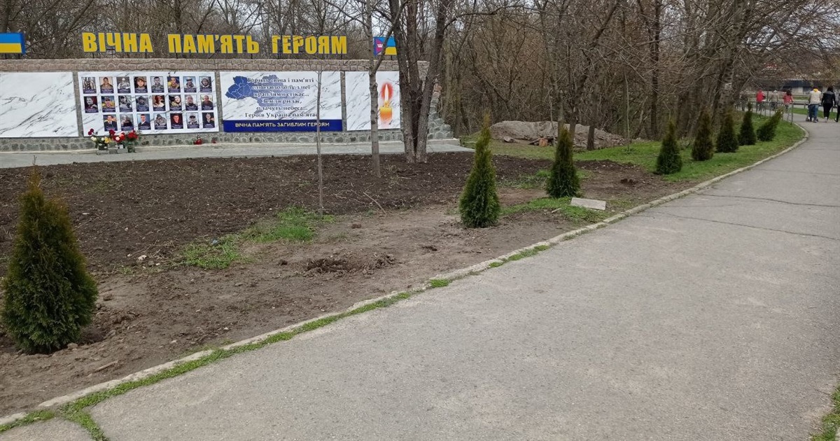 У Сквері Героїв Небесної Сотні у Первомайську вандали вирвали туї з корінням