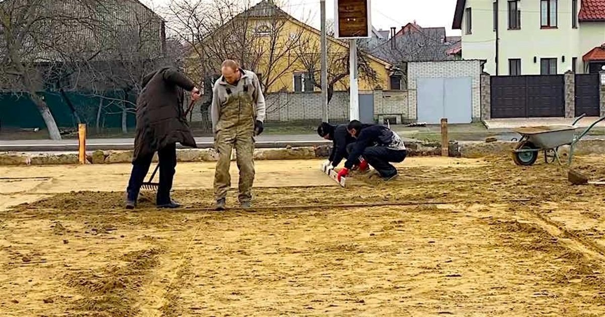 В Измаиле у Таврии начали монтаж ледового катка (видео)