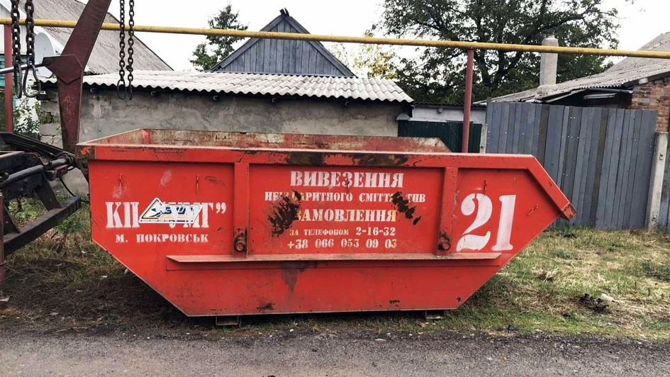 Комунальники у приватному секторі Покровська встановлюють контейнери для листя та гілок