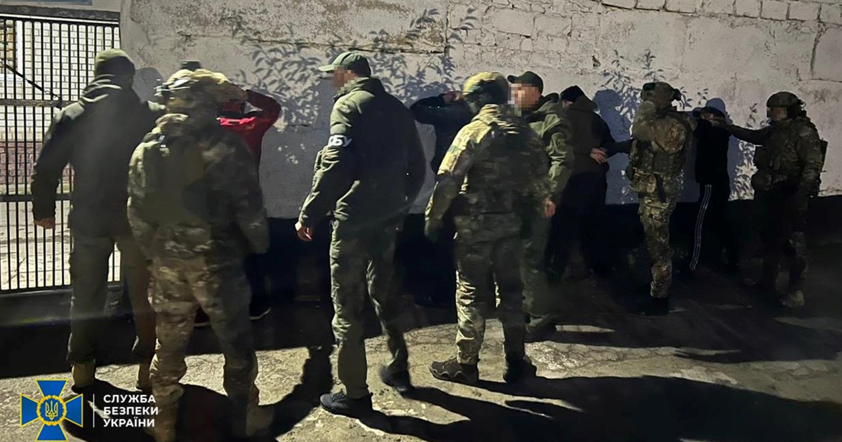 Видурювали гроші з банківських карток пенсіонерів та інвалідів: на Житомирщині судитимуть шахраїв