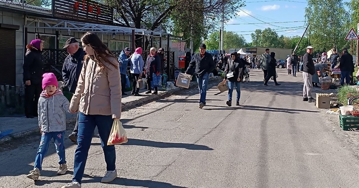 На базарі у Переяславі була розсада помідорів по 70 грн, але її брали мало, остерігаючись заморозків