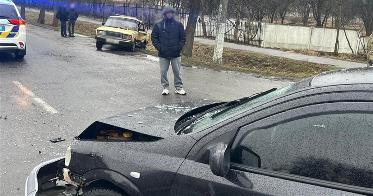 На вулиці Житомирській зіткнулися дві автівки — одного водія ушпиталили
