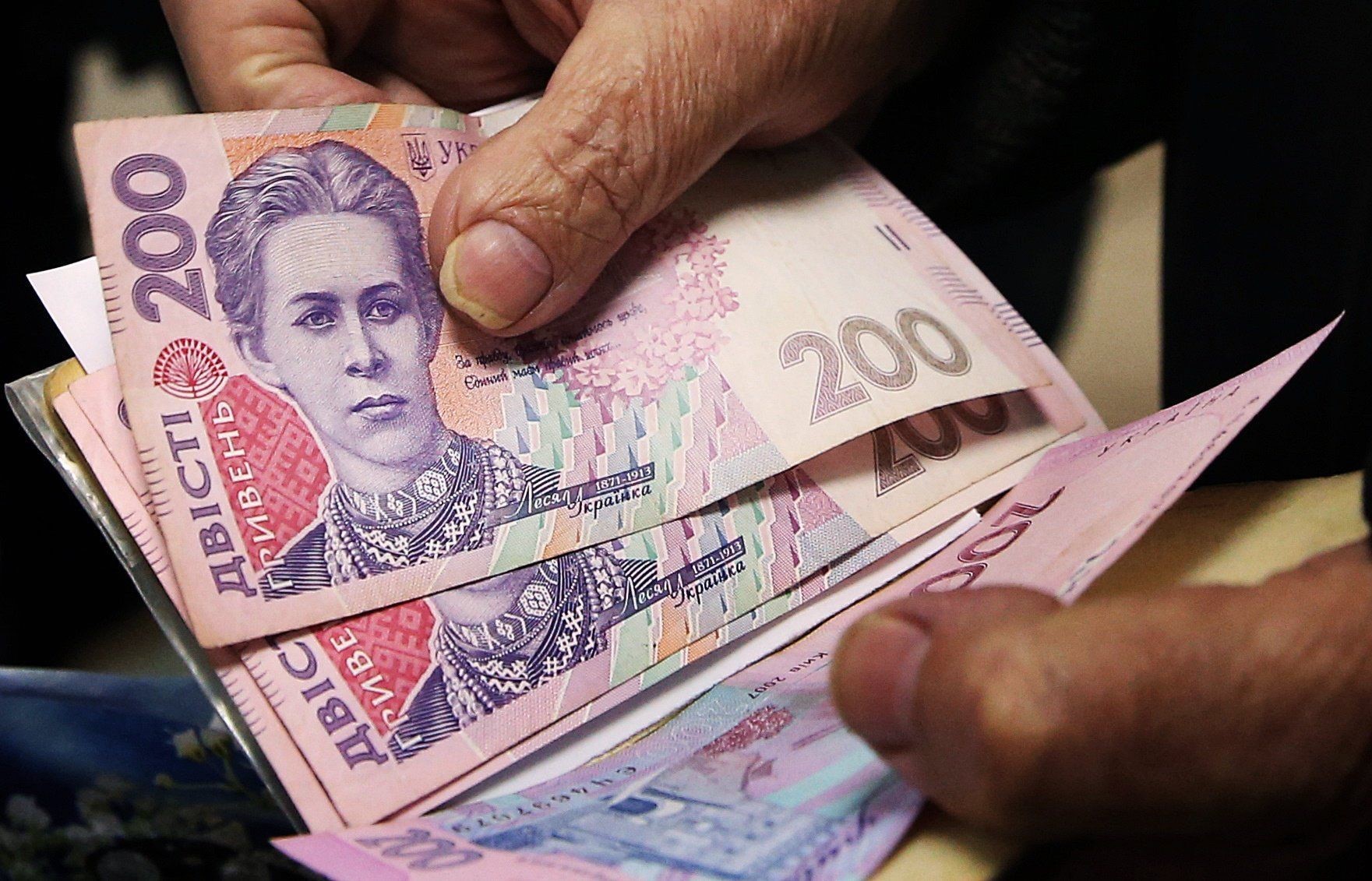 Пенсіонерам 1000 гривень зарахують на картки, або принесуть листоноші