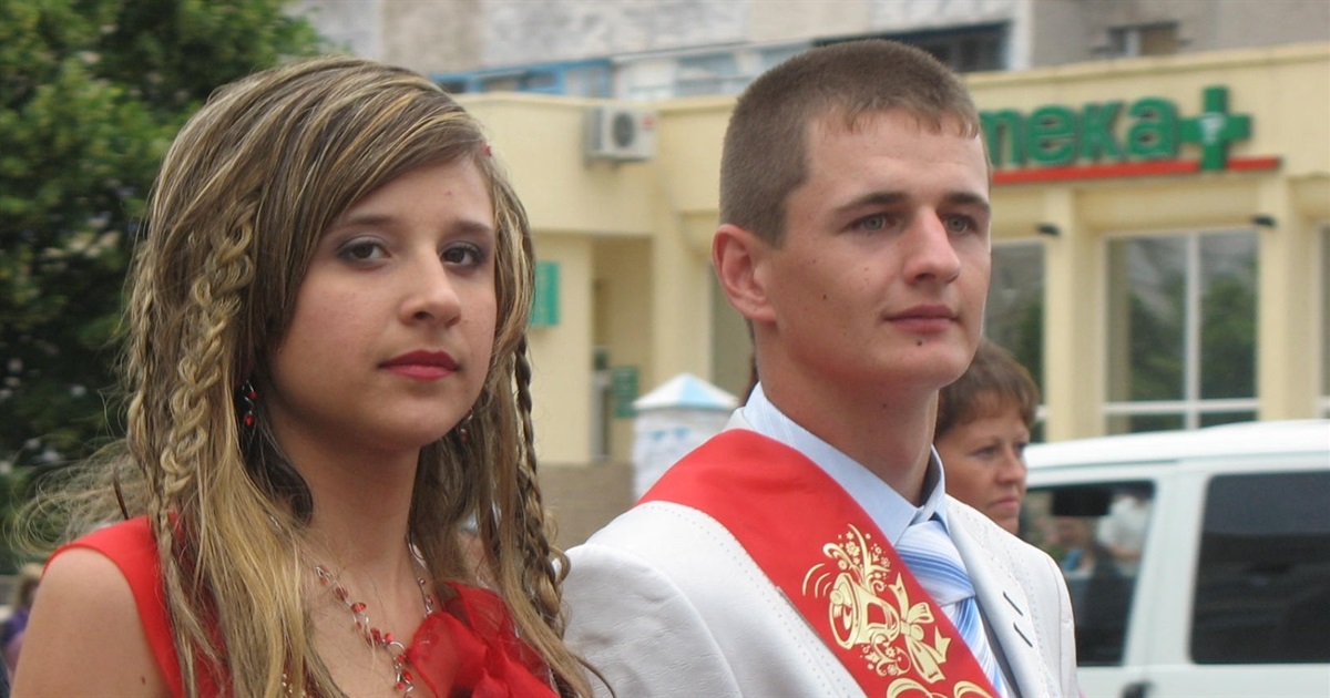 Впізнаєте себе? Архівні фото випускних Південноукраїнська 2005–2019 років