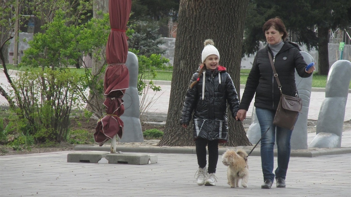 Возле Биг Бена слива расцвела: в мелитопольском парке становится краше, но прогулки - под запретом 