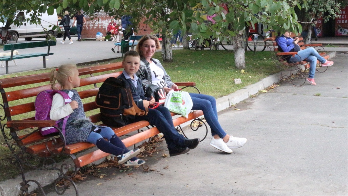 Зміни на краще: у місті встановлюють сучасні лавочки