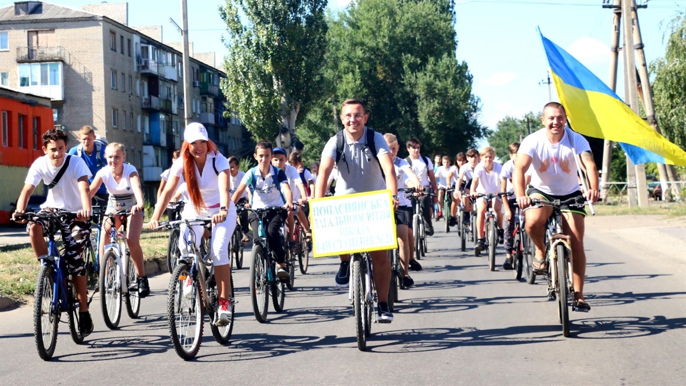 В Попасній вшанували пам'ять захисників України та провели велопробіг: яскраві фото