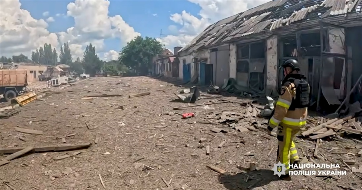 Пораненого ховали в кущах від дронів. Як у Дружківці рятували людей після удару КАБів