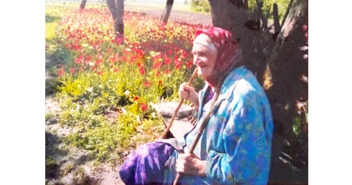 Діти звуть у місто, а я не хочу кидати рідну хату: як живе у Старих Вирках 95-річна Лідія Угринь