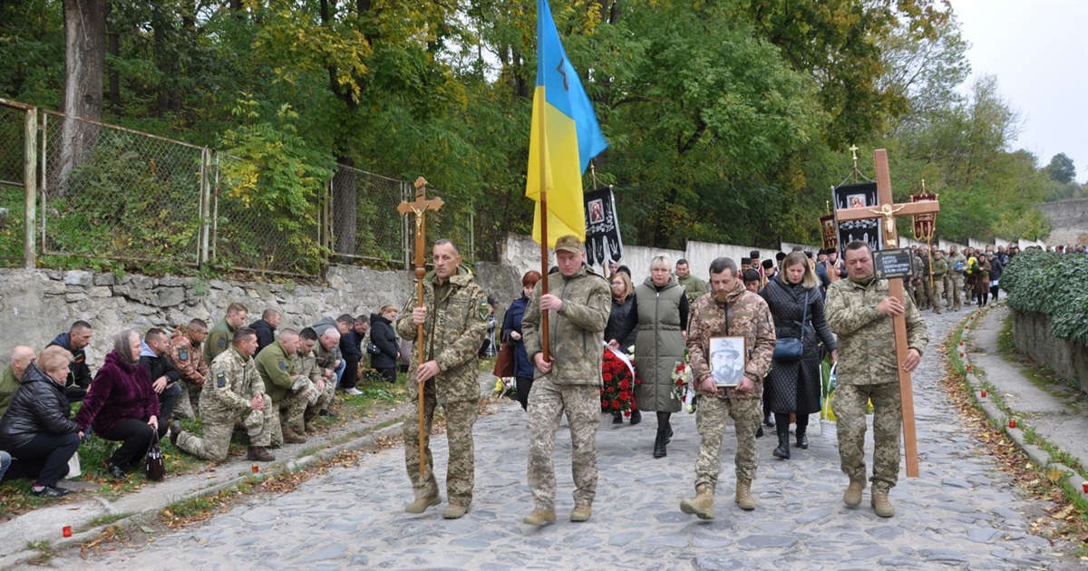 Осінній Чортків провів в останню путь 28-річного розвідника 95-ї десантно-штурмової Лапка Сергія