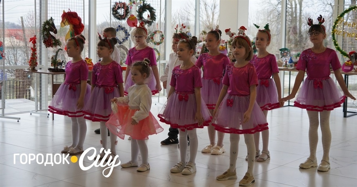 «Новорічна технофеєрія». У Городку школярі та вихованці Будинку творчості створили святкову виставку