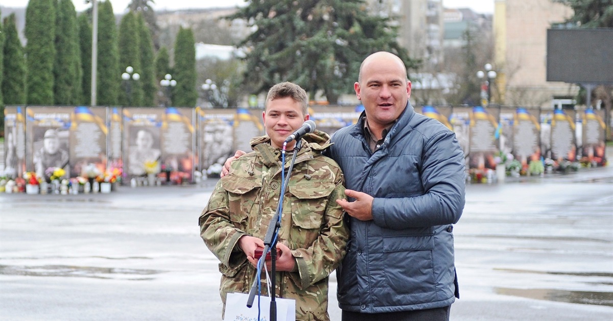 21-річного воїна з Чорткова Дмитра Сеника нагороджено відзнакою «За честь і відвагу»