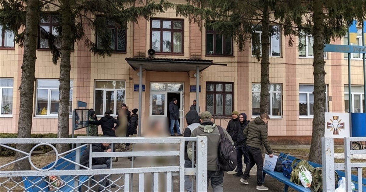 Перші добровольці прийшли у Сарненський військкомат — що розповідають