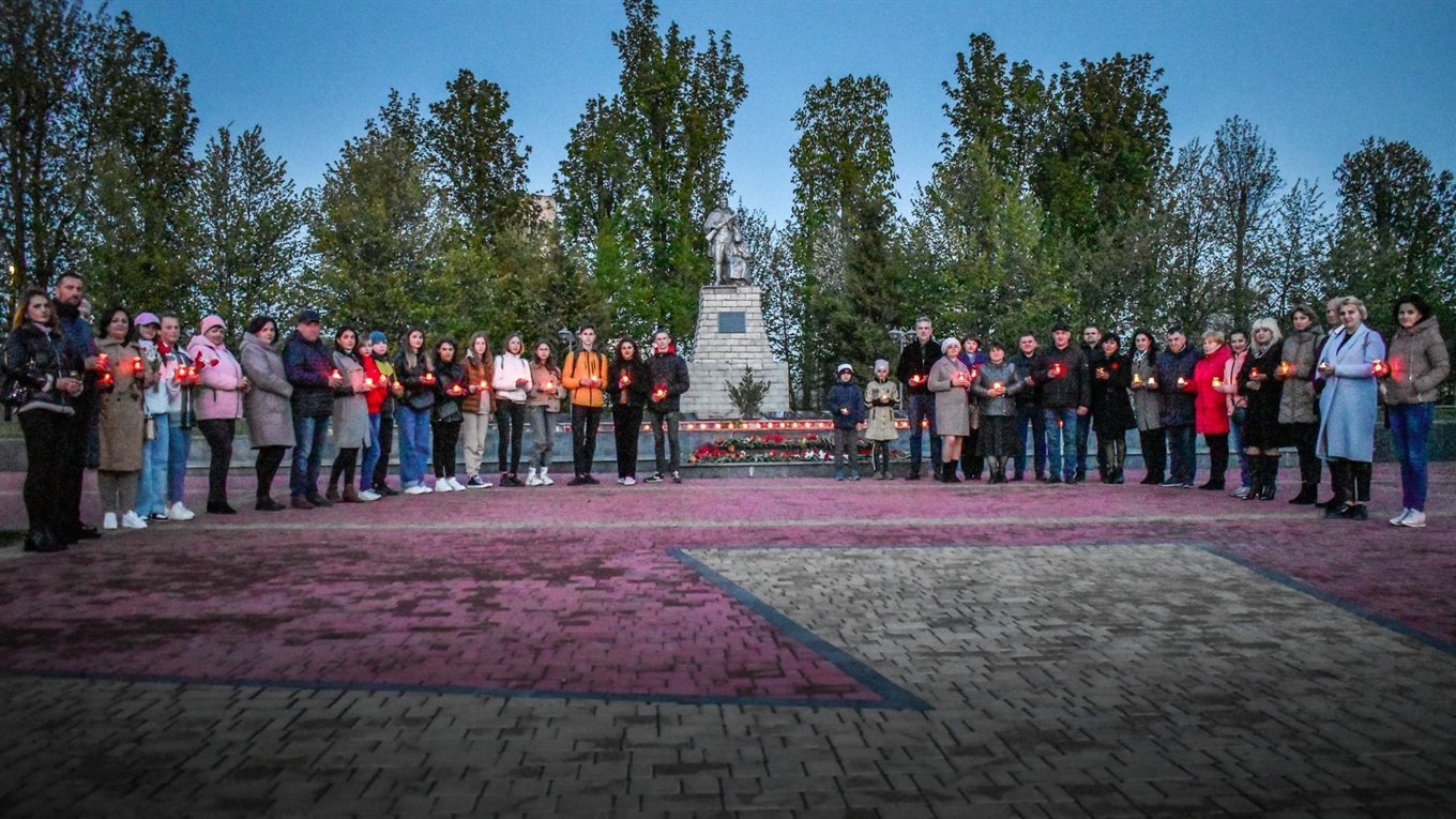 На братській могилі у Жмеринці запалили сотню лампадок в знак шани героїв-визволителів: фоторепортаж