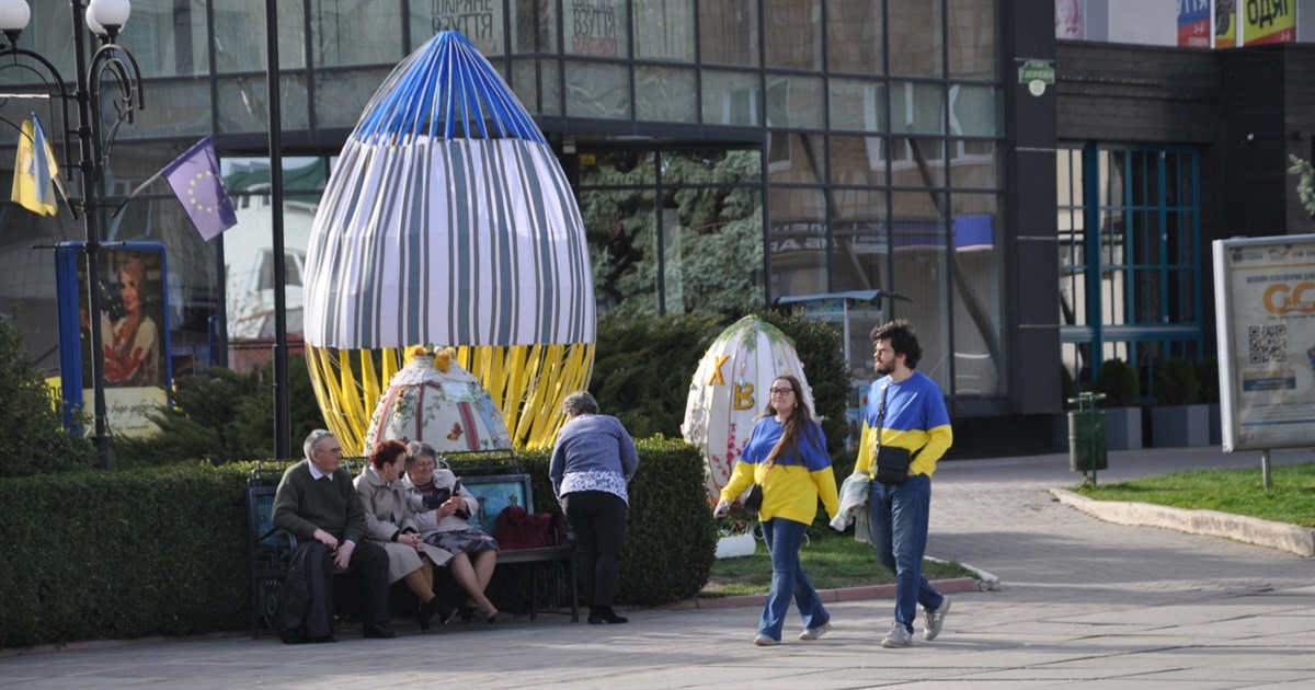Чортків Великодній: прибраний у писанки, з масою дітвори і голубами миру