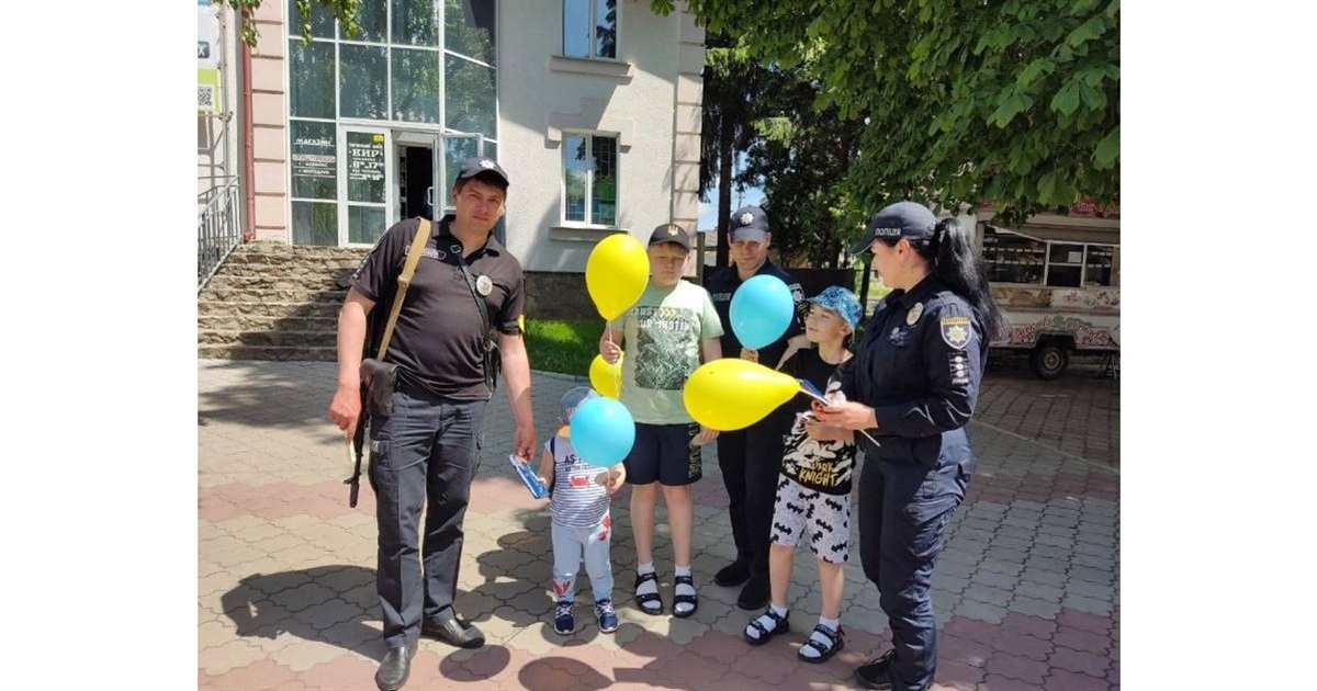 Білопільські поліцейські привітали дітей зі святом