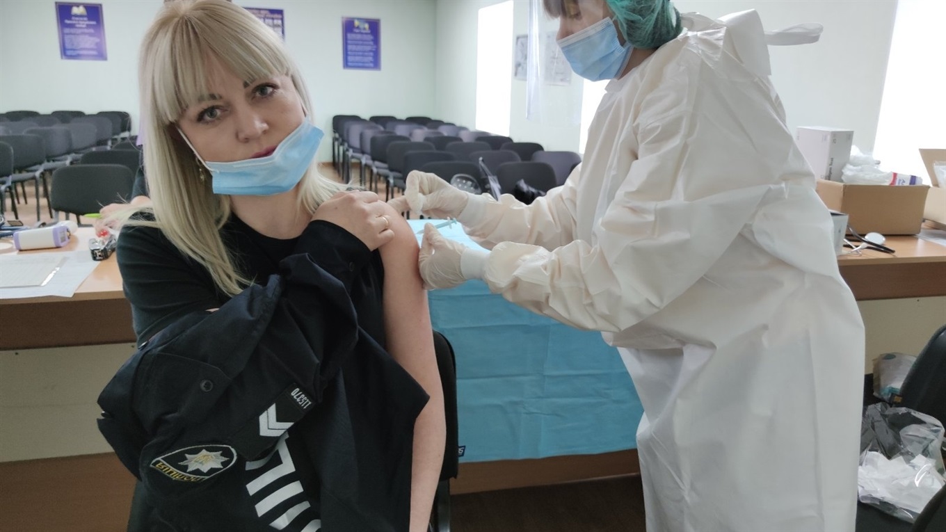 Поліцейські Попасної проходять вакцинацію