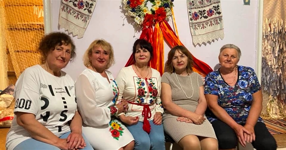 У "Любомирі" дізнавалися про особливості відзначення Трійці та вчилися вив'язувати жіночу хустку
