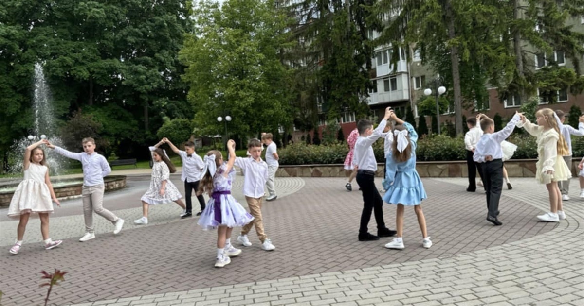 Прощальний вальс для улюбленої учительки від 4-А класу Чортківського ліцею № 1