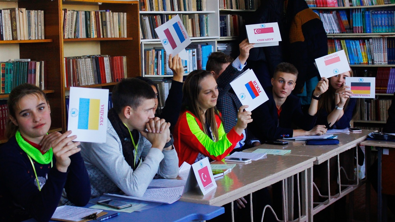 Поиграли в дипломатов: подростки Попаснянского района приняли участие в ролевой игре «Модель ООН»