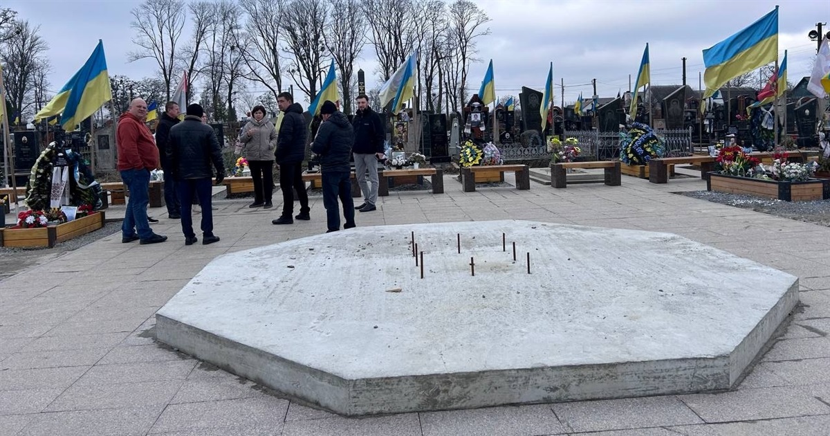На двох кладовищах Звягеля встановили нові вхідні групи, а третьому — дві громадські вбиральні