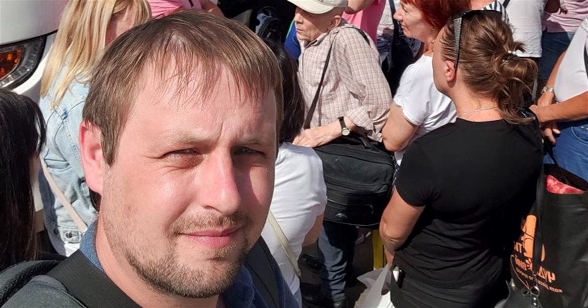 Дмитро Максимович евакуює людей з гарячих точок. Допомагає розселити їх у країні і за кордоном