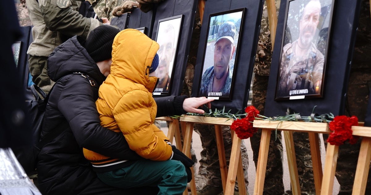 Ставали перед портретами на коліна: у Переяславі вшанували пам'ять загиблих за Україну воїнів