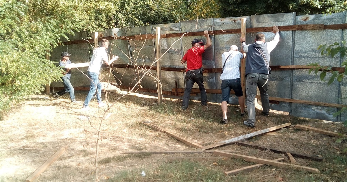 У Новій Каховці активісти рятували сквер від забудовника