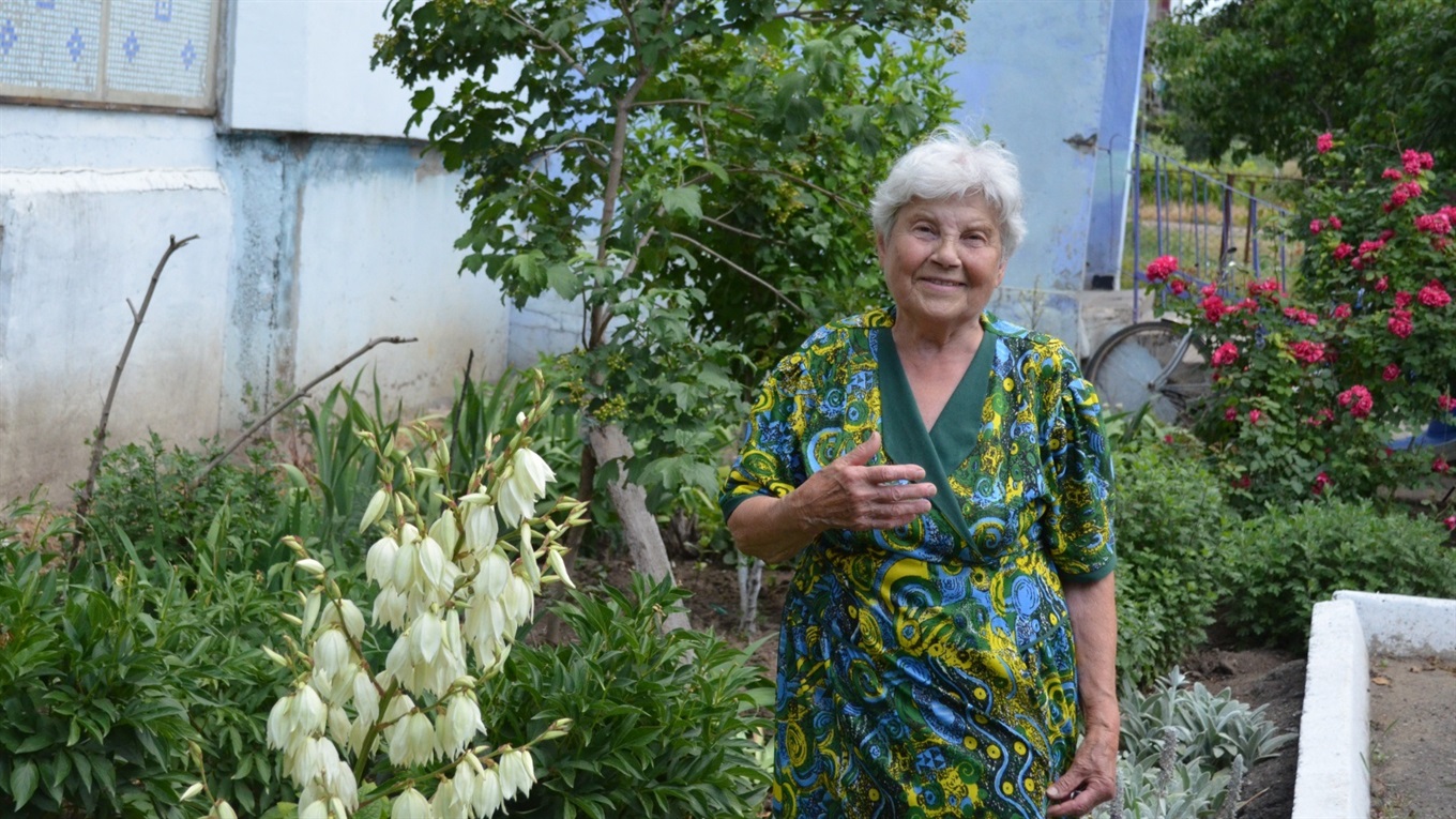 Приїжджа пенсіонерка прибирає подвір'я за місцевими сусідами та створює для них клумби