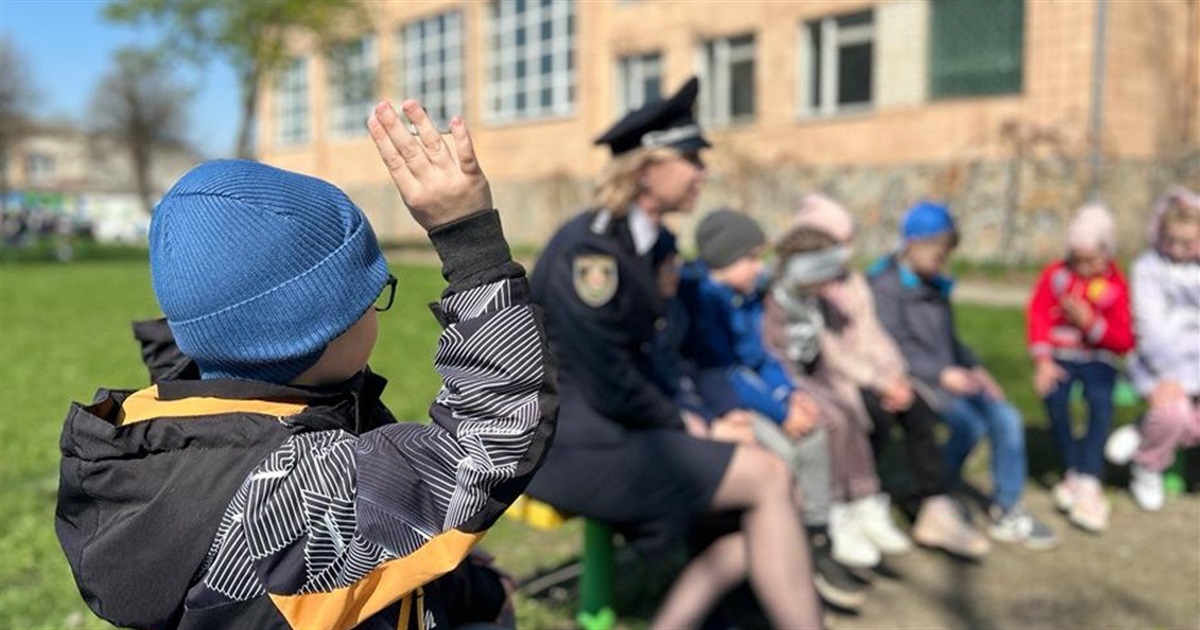 У Звягелі поліцейські розповідають дітям основні правила дорожнього руху та безпечної поведінки