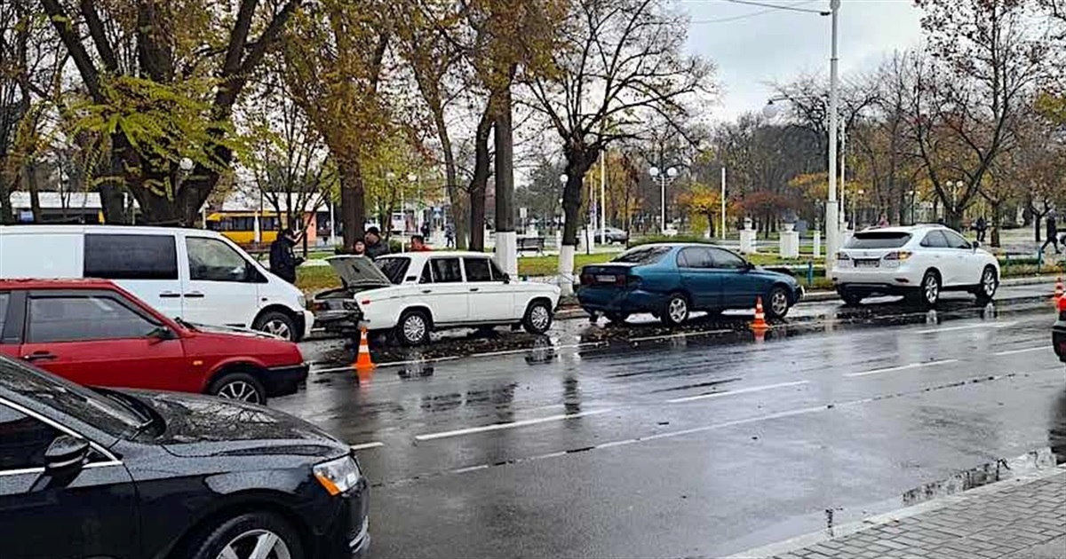 ДТП из четырех авто блокировало проспект Суворова